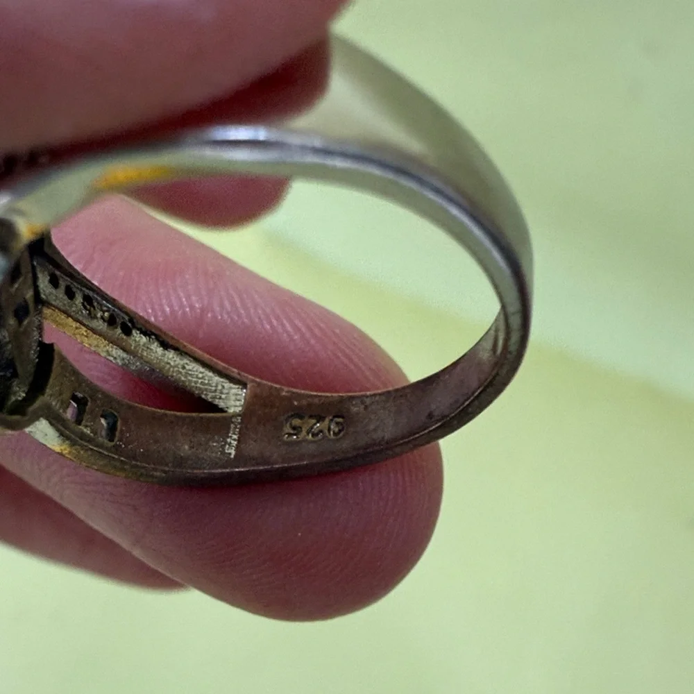 Elegant and Unique Vintage Sterling Silver Ring with Sparkle Cristals